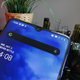 El notch delantero es más pequeño. OnePlus tiene la curiosa costumbre de vender sus teléfonos con un protector de pantalla preinstalado. Si no te gusta lo puedes quitar.